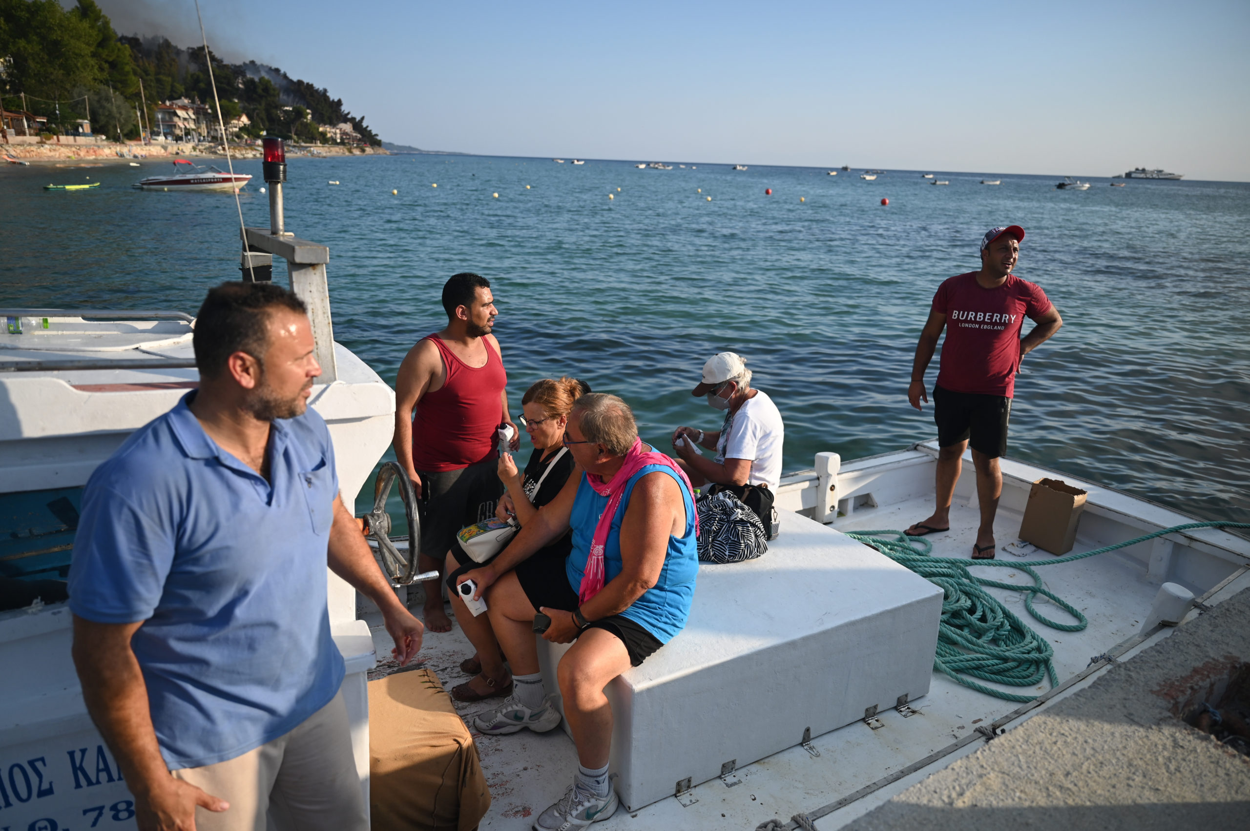 Φωτιά, Χαλκιδική, απομάκρυνση δια θαλάσσης
