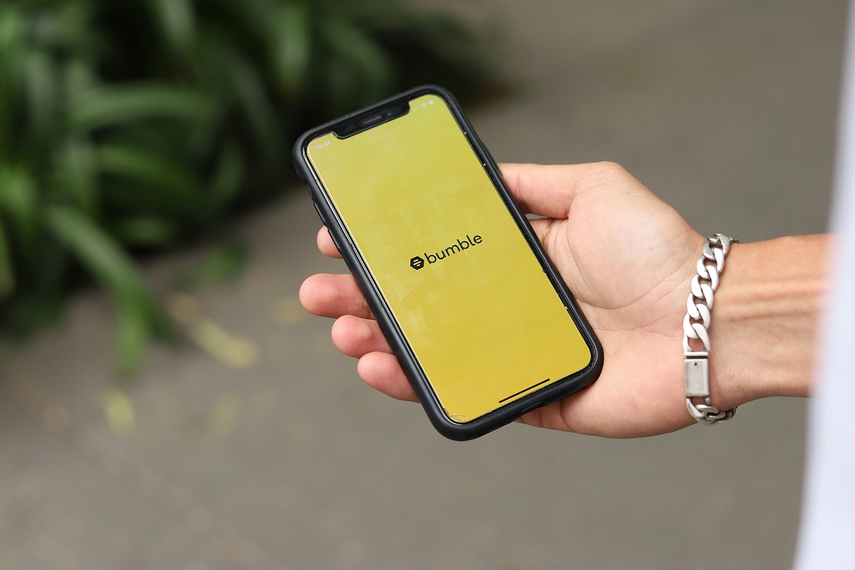 Τέλος εποχής για το Bumble: Οι άνδρες θα μπορούν πλέον να κάνουν την πρώτη κίνηση στη διάσημη εφαρμογή γνωριμιών