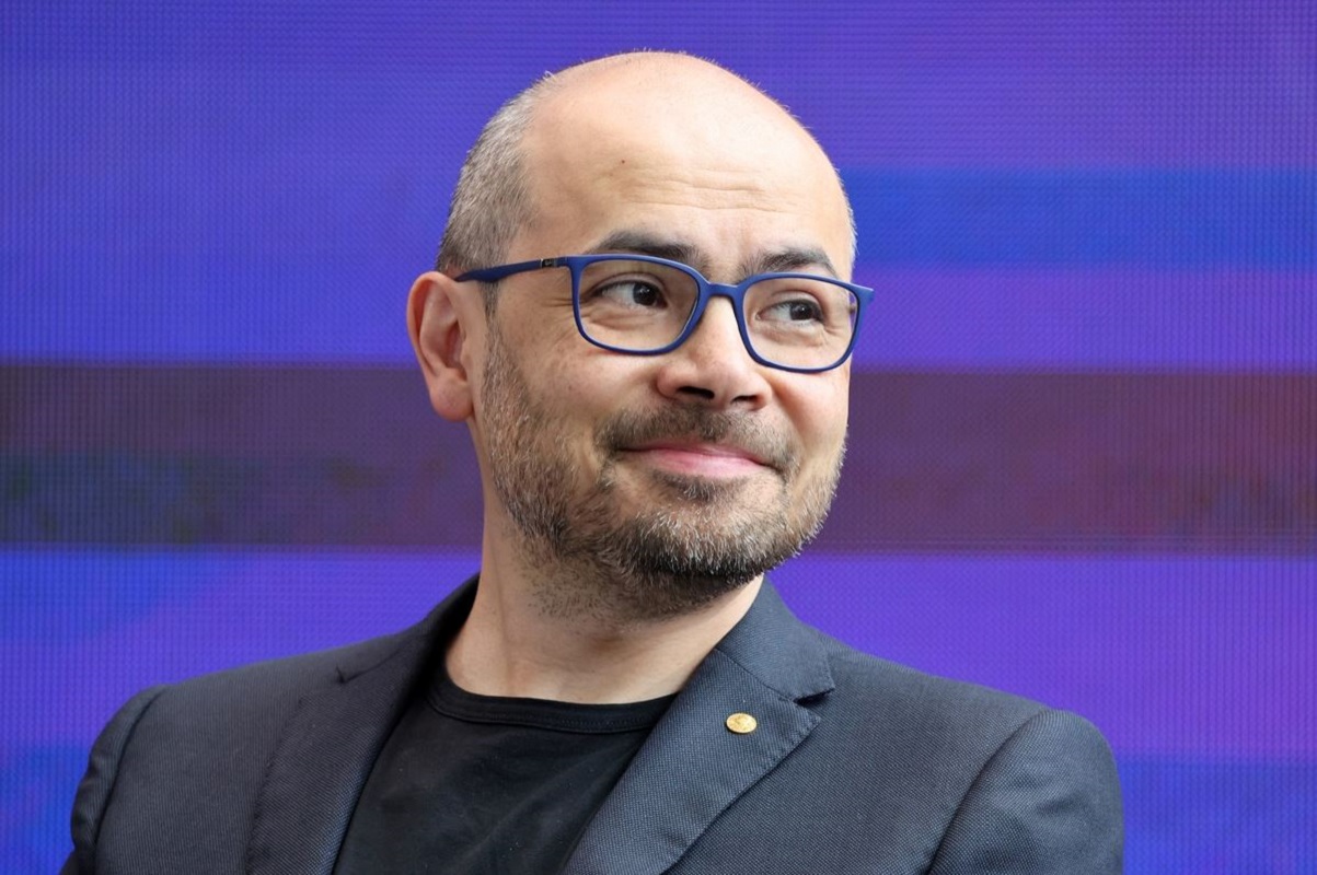 Google: Νέος ρόλος για τον Ντέμη Χασάμπη στην κούρσα της Τεχνητής Νοημοσύνης – Ποιος είναι ο νομπελίστας επιστήμονας που οραματίζεται την AGI