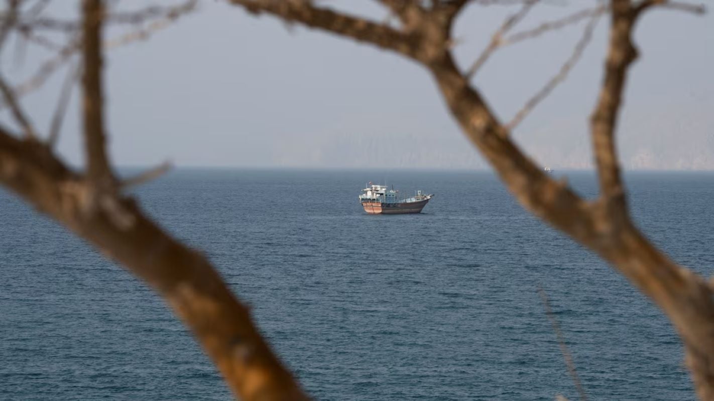Στενά του Ορμούζ: Το Ιράν προειδοποιεί με πρόστιμα και κατάσχεση τα πλοία που παραβιάζουν τους κανόνες διέλευσης