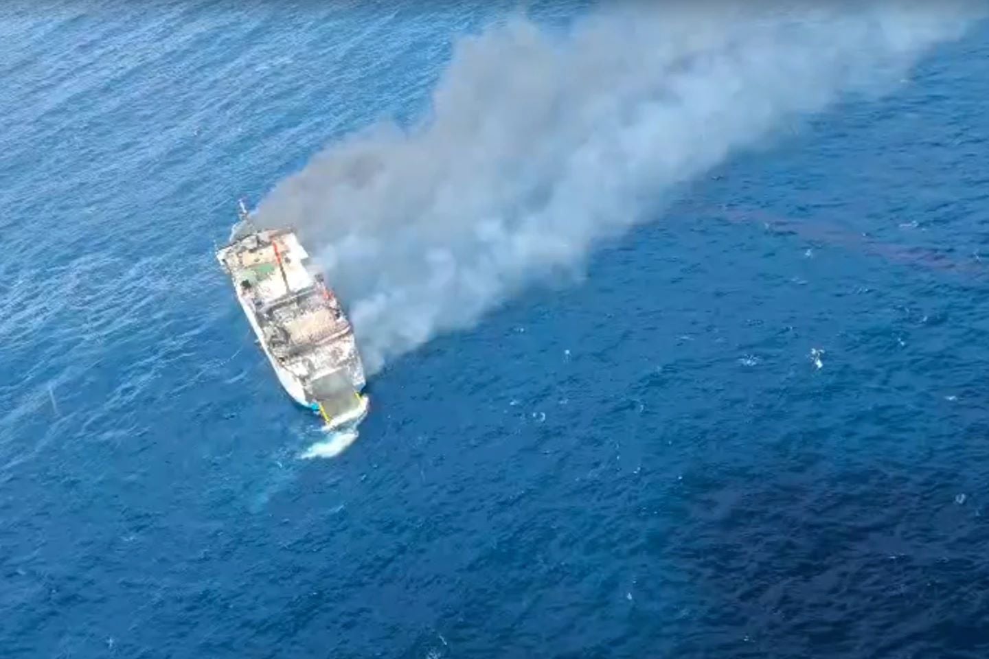 Ινδονησία: Ένας νεκρός από φωτιά σε φέριμποτ ανάμεσα σε Μπαλί και Λόμποκ – Στα κύματα πάλευαν 172 επιβαίνοντες