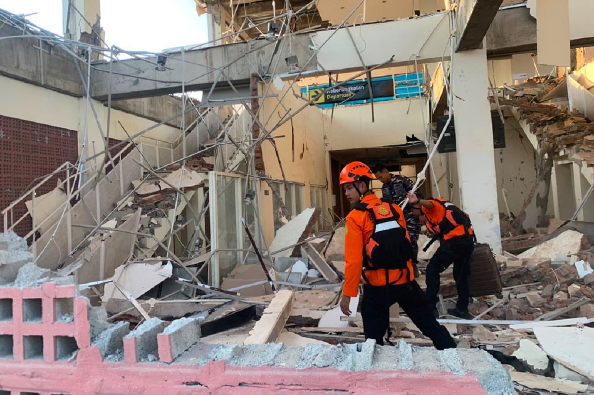 Σεισμός 7,7 Ρίχτερ στην Ινδονησία: Τουλάχιστον 47 οι νεκροί, χιλιάδες άνθρωποι στους δρόμους – «Ήταν σαν να ήμασταν πάνω σε τραμπολίνο.