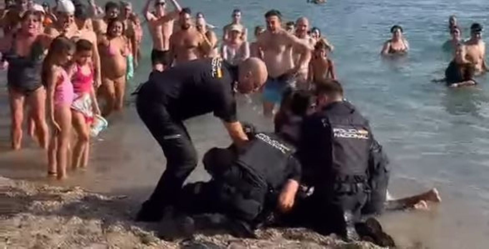 «Υγρή» καταδίωξη στην Ισπανία: Αστυνομικοί βούτηξαν στη θάλασσα με τα ρούχα για να συλλάβουν κλέφτη – BINTEO