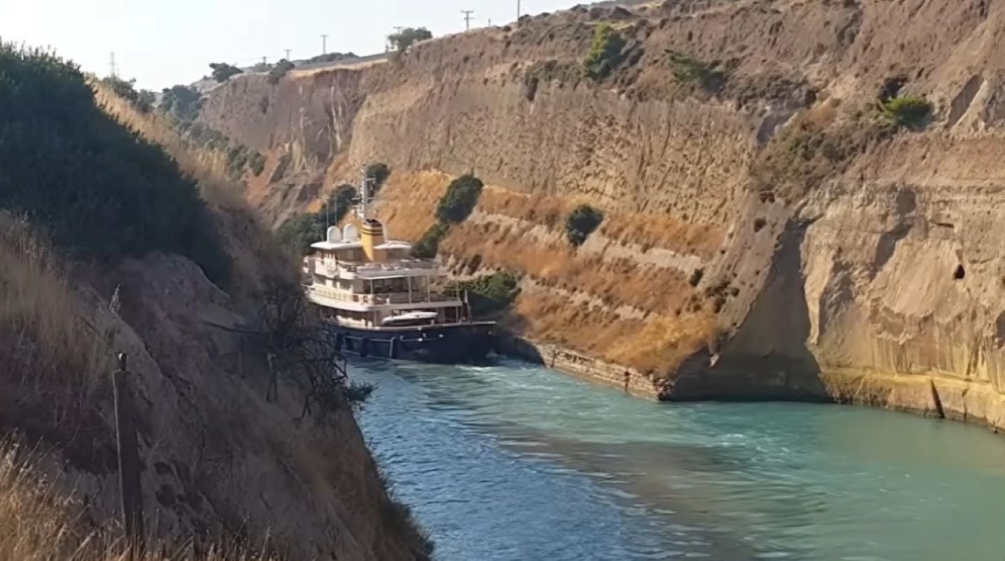 Superyacht προσέκρουσε στα τοιχώματα του Ισθμού της Κορίνθου – Βίντεο από τη «μάχη» του πολυτελούς σκάφους