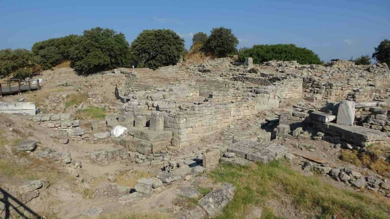 Πέτρινα ευρήματα στον Αρχαιολογικό Χώρο της Τροίας, όπου οι ανασκαφές του 2026 ερευνούν την κάτω πόλη και τις φάσεις καταστροφής της Ύστερης Εποχής του Χαλκού που σχετίζονται με την Τροία VI και την Τροία VII. Φωτογραφία: İHA
