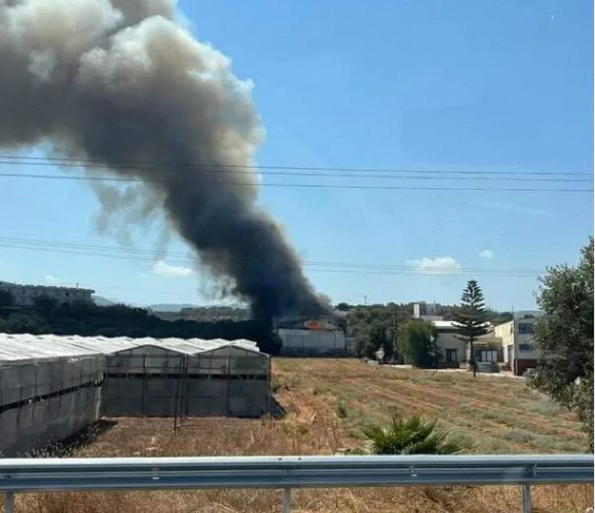 Φωτιά στο Ρέθυμνο: Καίγεται αποστακτήριο – Στο σημείο ισχυρές δυνάμεις της Πυροσβεστικής