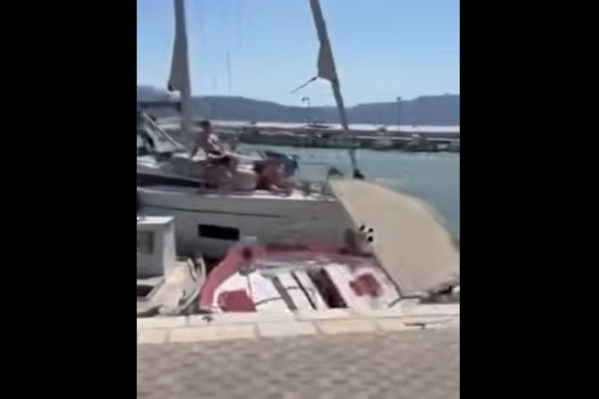 Λευκάδα: Η στιγμή που το ιστιοπλοϊκό πέφτει πάνω σε ελλιμενισμένα σκάφη στον Κάλαμο – Δείτε το βίντεο