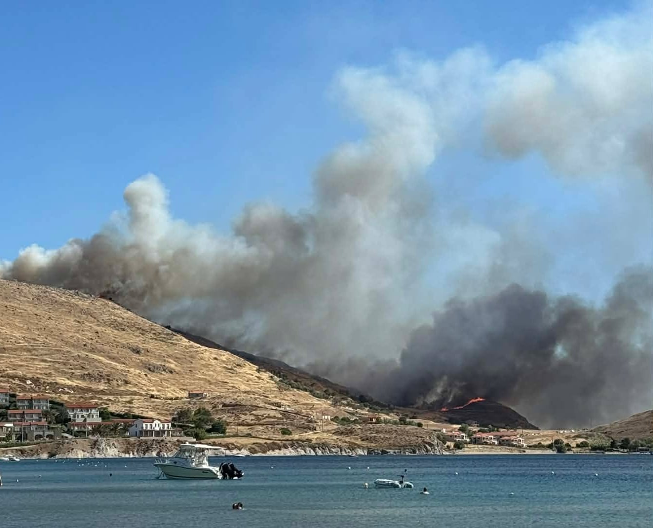 Βελτιωμένη η εικόνα της φωτιάς στη Λήμνο: Εκκενώθηκαν δύο περιοχές, απομακρύνθηκαν 59 άτομα δια θαλάσσης – Δείτε βίντεο