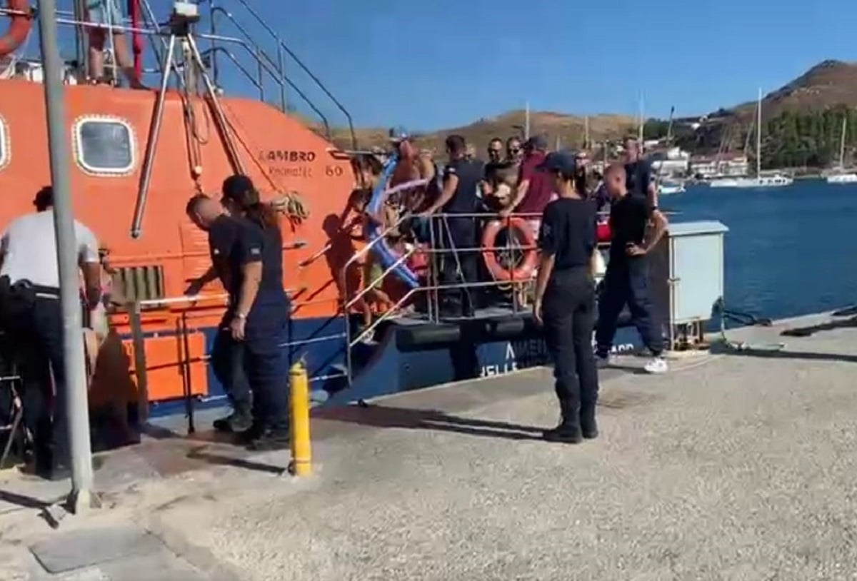 Φωτιά στη Λήμνο: Βίντεο από την επιχείρηση απομάκρυνσης κατοίκων και επισκεπτών δια θαλάσσης από την παραλία Θάνος