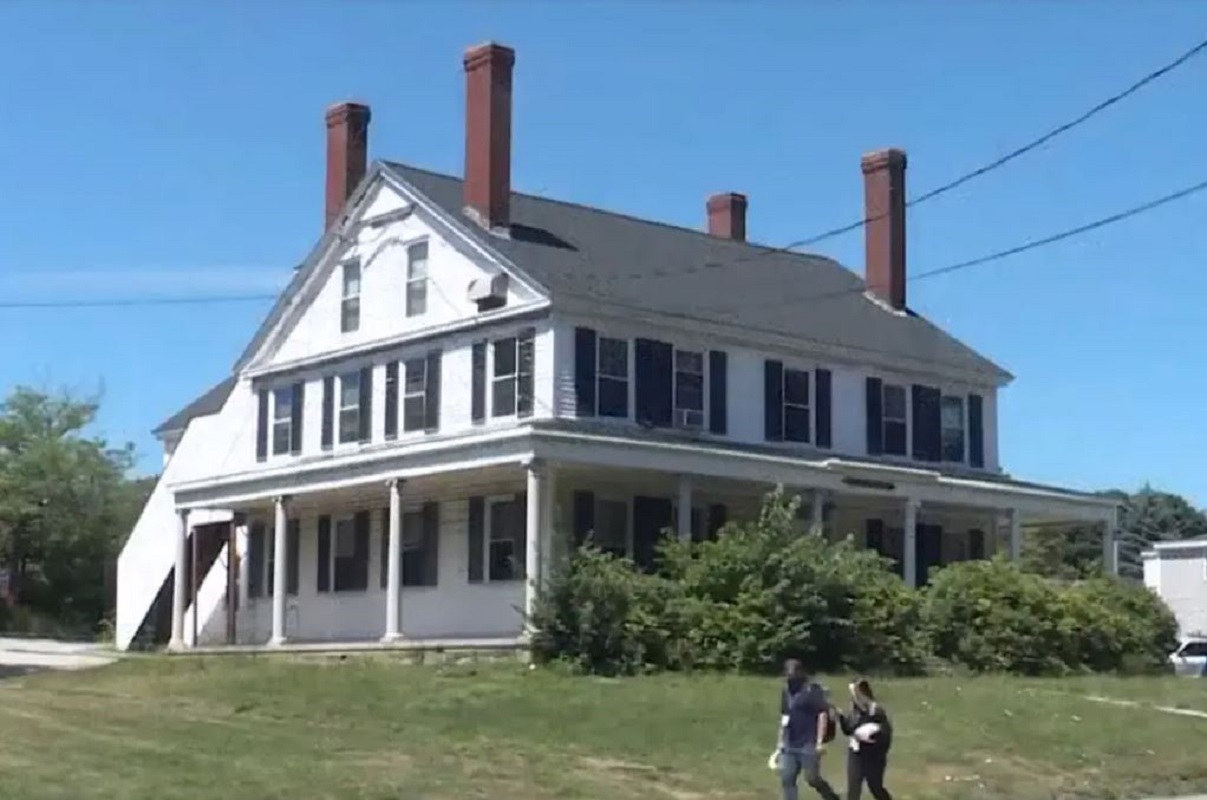 Το Deering House, στην οδό Washington 606 στο Μπαθ του Μέιν, πωλείται για μόλις 1 δολάριο, με τον όρο ο αγοραστής να αναλάβει τη μεταφορά του σε άλλη τοποθεσία. Φωτογραφία: WMTW