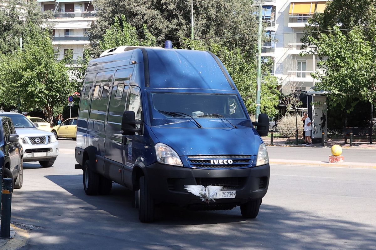 Marfin: Στην Ευελπίδων οδηγήθηκε η 46χρονη για να απολογηθεί – Τι θα υποστηρίξει ενώπιον της ανακρίτριας