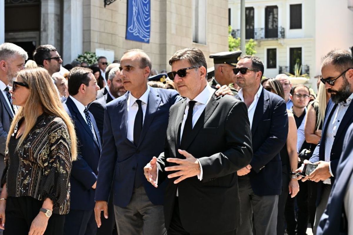 Μιλτιάδης Βαρβιτσιώτης στην κηδεία του πατέρα του