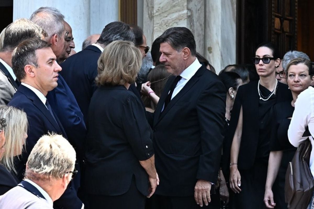 «Λύγισε» ο Μιλτιάδης Βαρβιτσιώτης στην κηδεία του πατέρα του: «Tώρα δεν ανήκεις, πλέον, μόνο σε εμάς – Ανήκεις στην ιστορία»