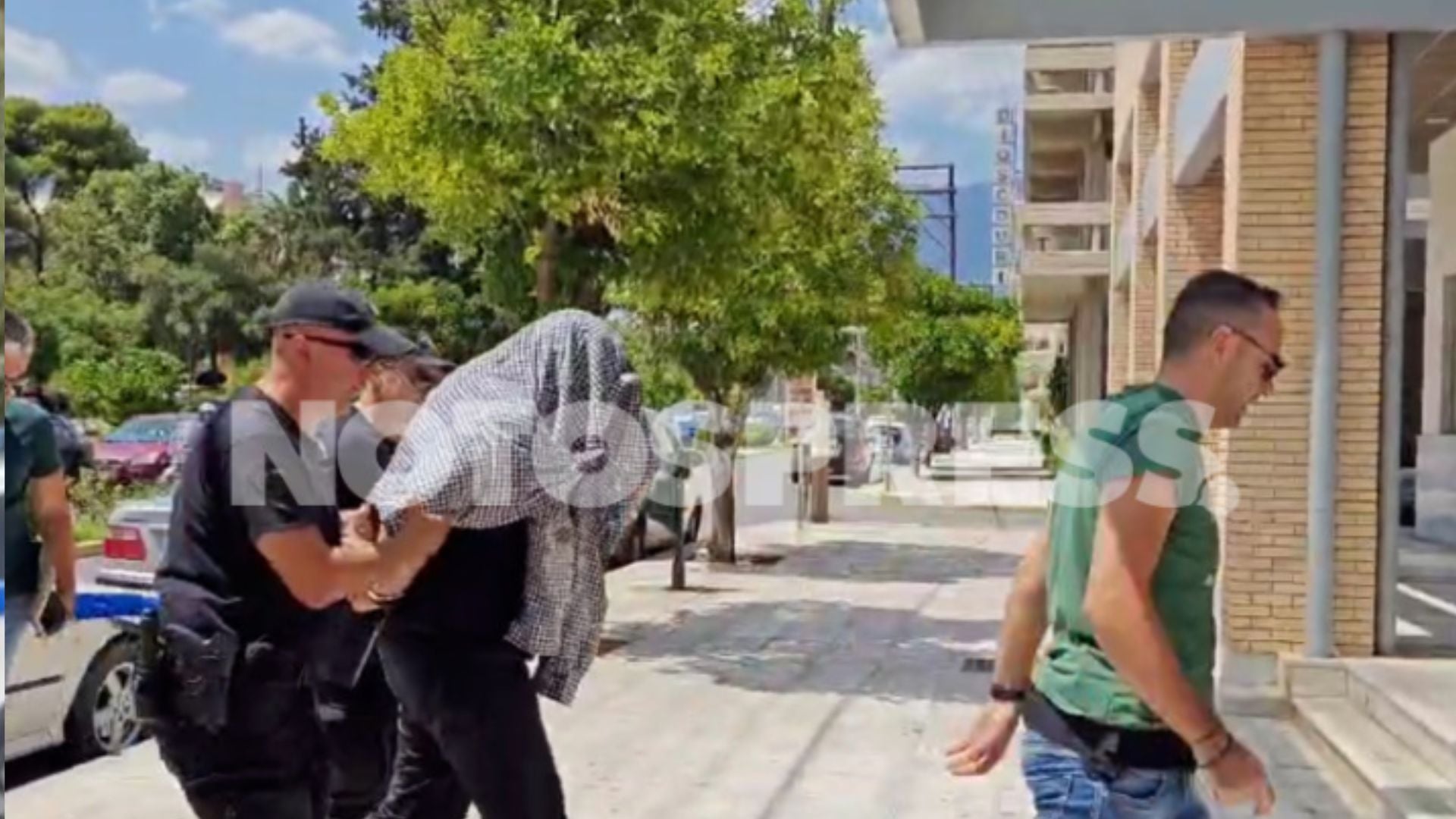 Θρίλερ του Μυστρά: Ενώπιον του εισαγγελέα ο 55χρονος που έκρυβε τη σορό του 90χρονου πατέρα του σε καταψύκτη – ΒΙΝΤΕΟ
