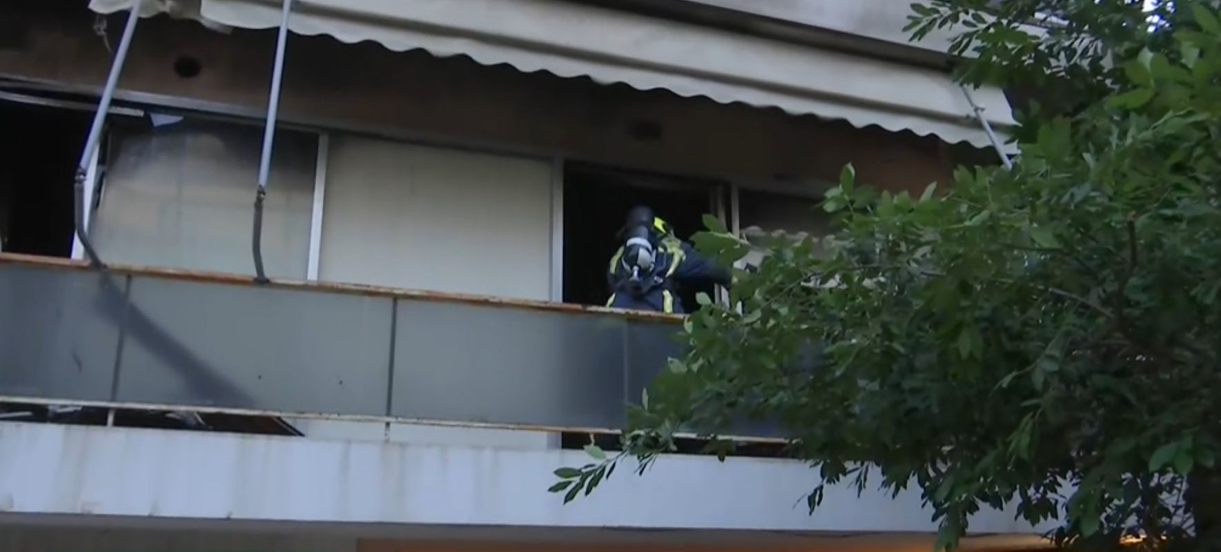 Συναγερμός τα ξημερώματα στη Νέα Σμύρνη: Στις φλόγες διαμέρισμα – Στον δρόμο έντρομοι οι ένοικοι