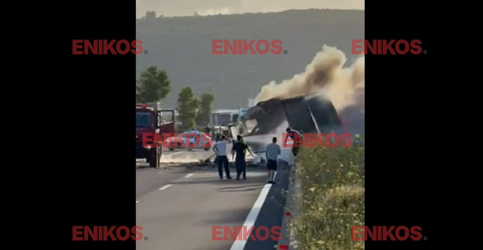 Νταλίκα πήρε φωτιά στην Εθνική Οδό Αθηνών – Λαμίας – Δείτε τα βίντεο αναγνώστη του enikos.gr