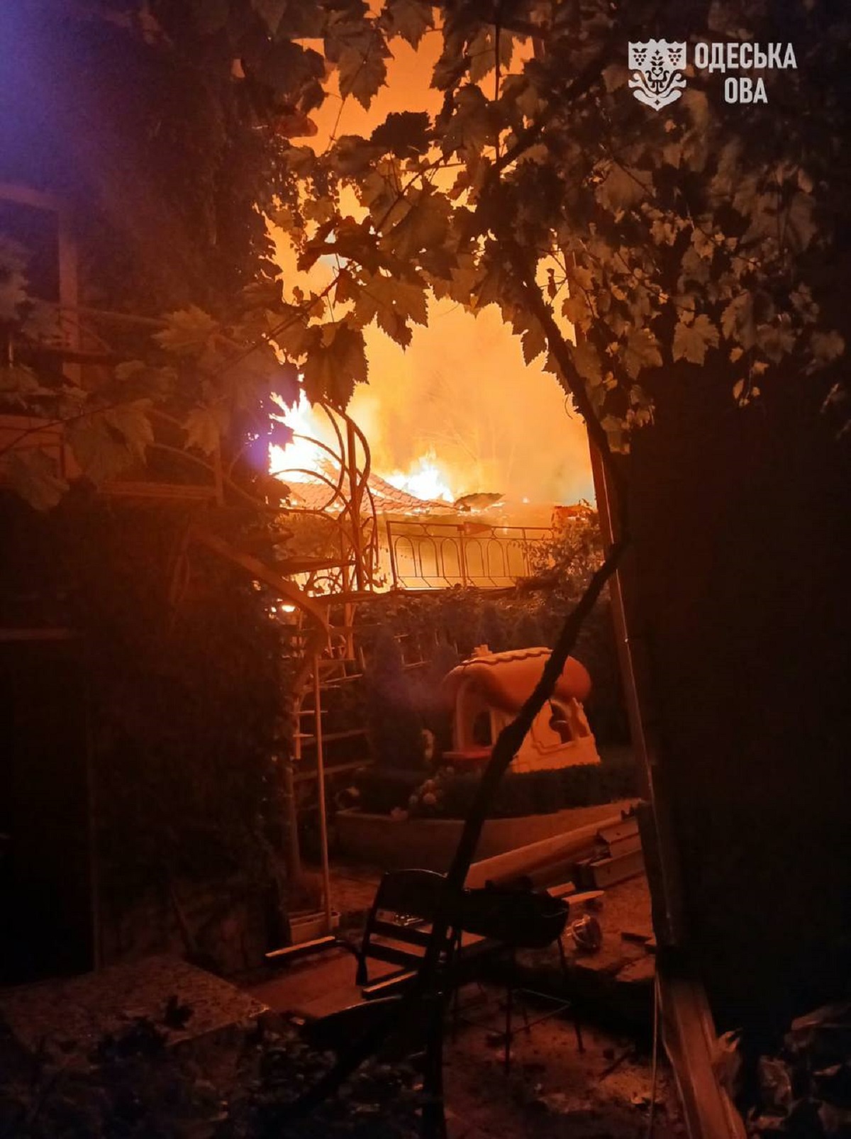 Φλόγες υψώνονται από κτίριο στην Οδησσό μετά τη μαζική ρωσική επίθεση με πυραύλους και drones τη νύχτα της 9ης Αυγούστου. Φωτογραφία: Στρατιωτική Διοίκηση Περιφέρειας Οδησσού (Odesa OVA)