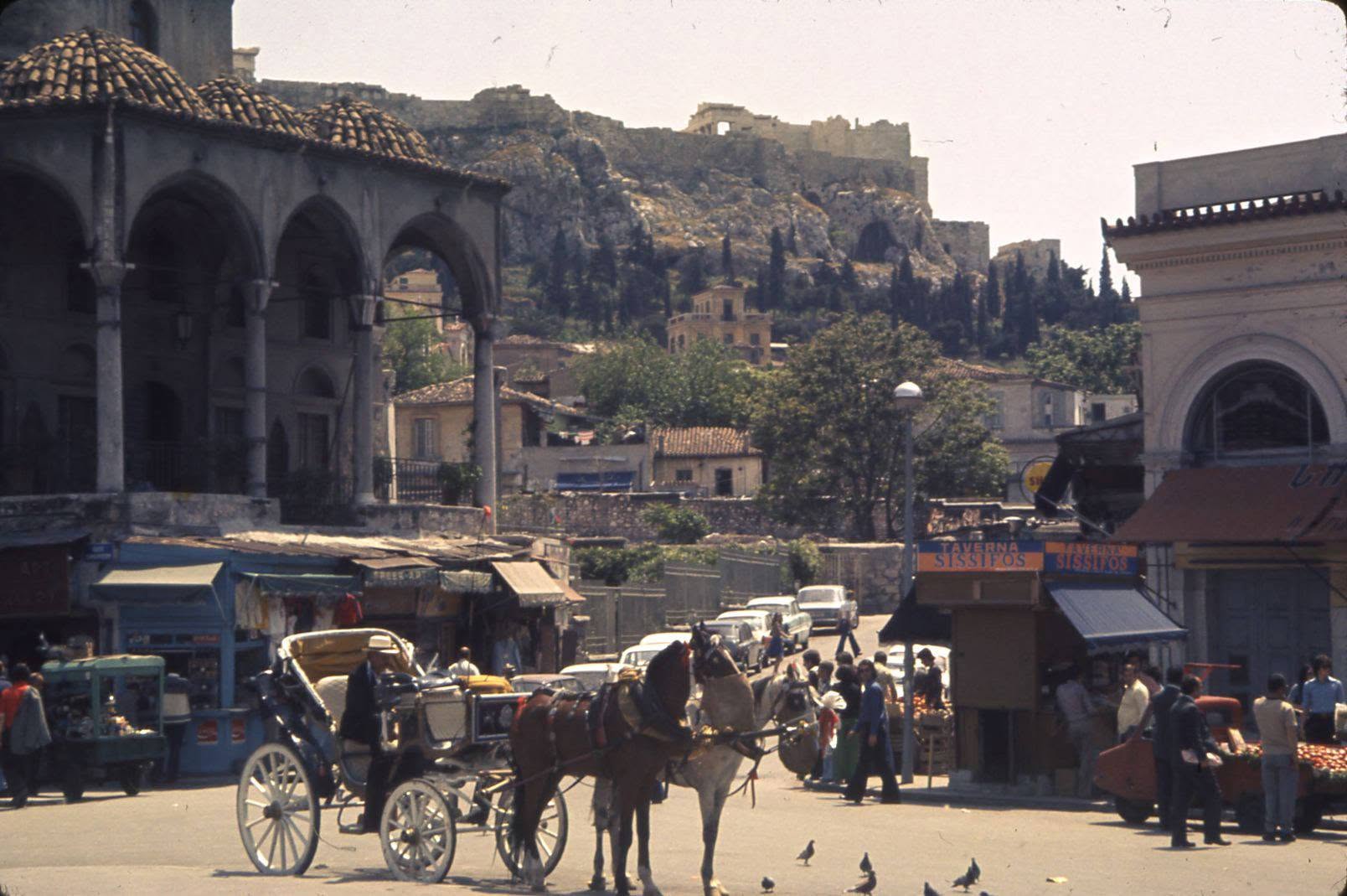 Κουίζ για την παλιά Αθήνα: Αναγνωρίζετε την πλατεία; Είναι από τις πιο γνωστές