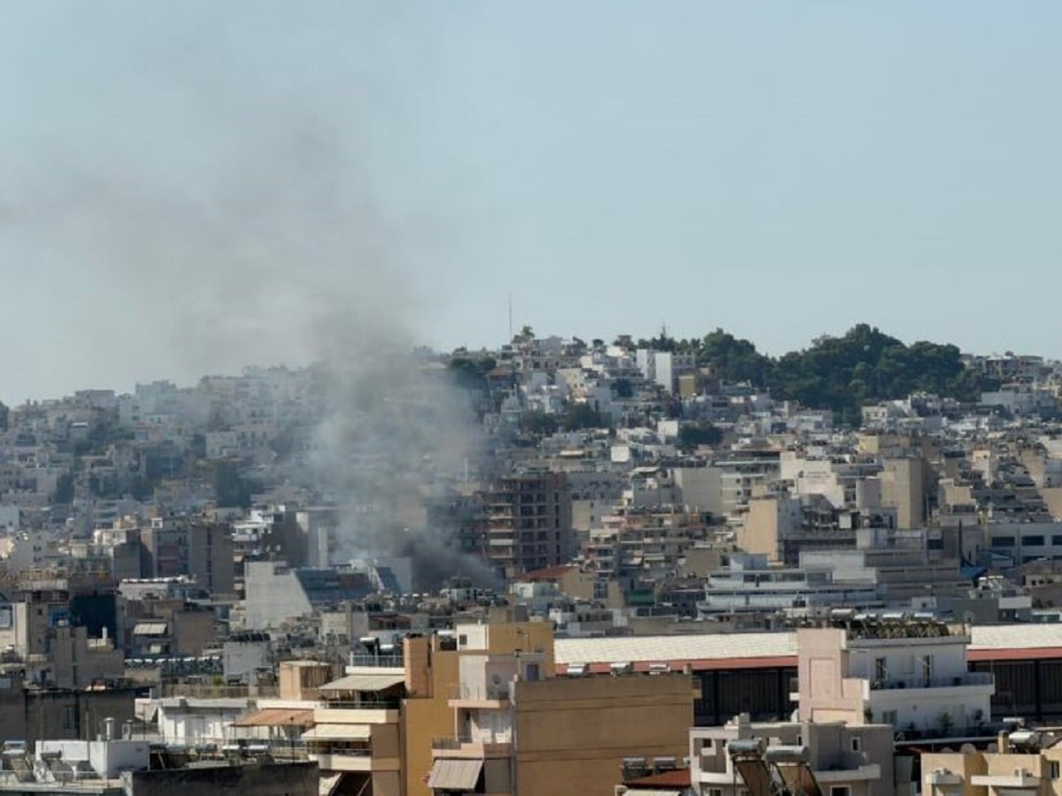 Συναγερμός στον Πειραιά: Φωτιά σε εγκαταλελειμμένο κτίριο – Πού έχει διακοπεί η κυκλοφορία