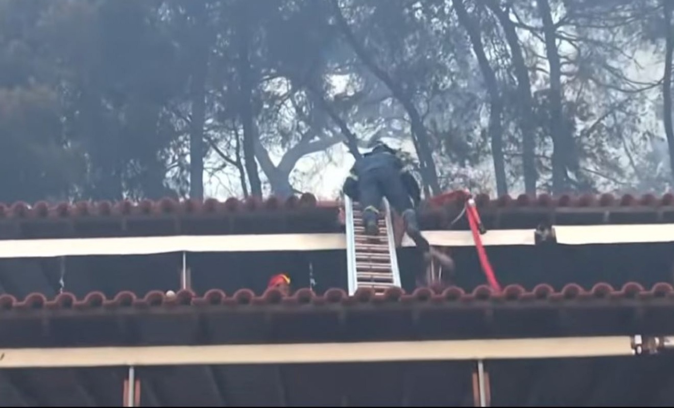 Φωτιά στη Χαλκιδική: Πυροσβέστης έπεσε από τη σκάλα ενώ επιχειρούσε σε στέγη σπιτιού – ΒΙΝΤΕΟ
