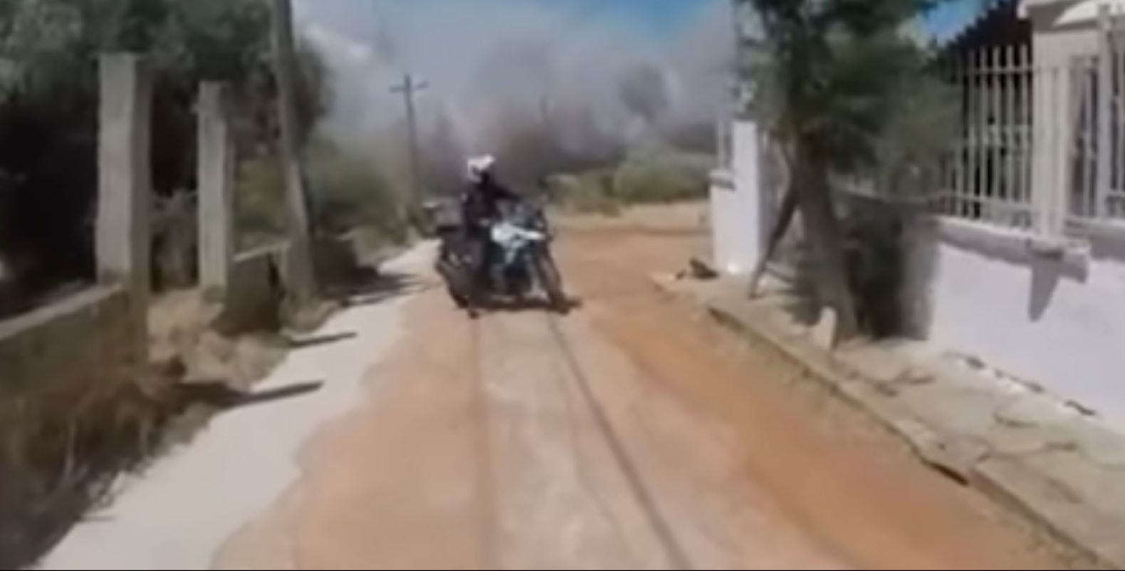 Στα μέτωπα των πυρκαγιών και η ΕΛΑΣ: Εκκενώσεις πόρτα-πόρτα σε Πόρτο Γερμενό, Άγιο Νεκτάριο και Ψάθα