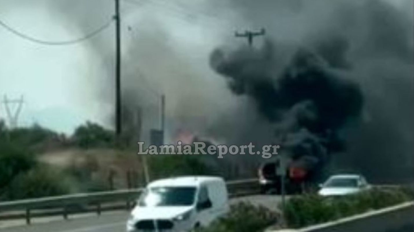 Αυτοκίνητο «λαμπάδιασε» στην εθνική οδό Αθηνών-Λαμίας – ΒΙΝΤΕΟ