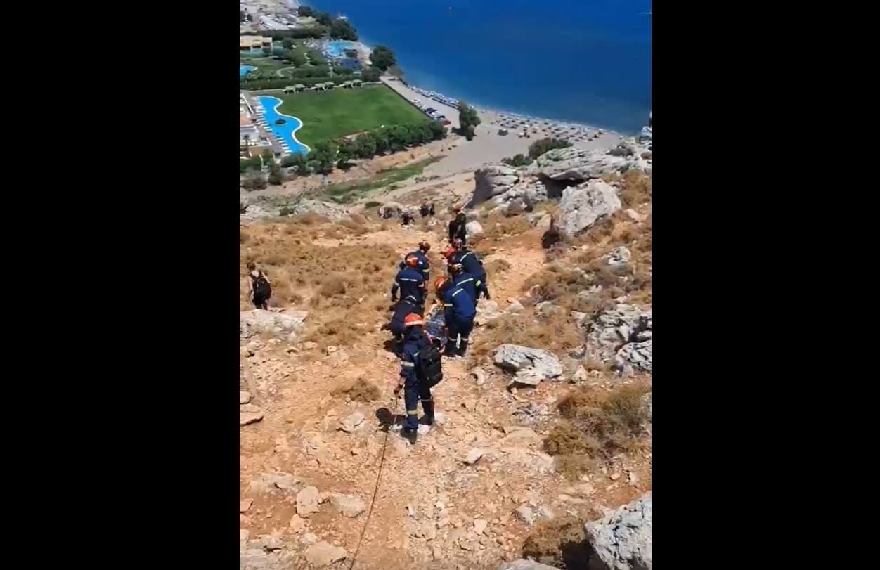 Ρόδος: Βίντεο από την επιχείρηση μεταφοράς 53χρονου Δανού από δύσβατο σημείο – Είχε τραυματιστεί στο πόδι