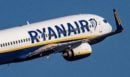 Ryanair: Σπασμένο πτερύγιο κινητήρα συνέτριψε το παράθυρο – Πώς επιβάτης παρασύρθηκε προς το άνοιγμα