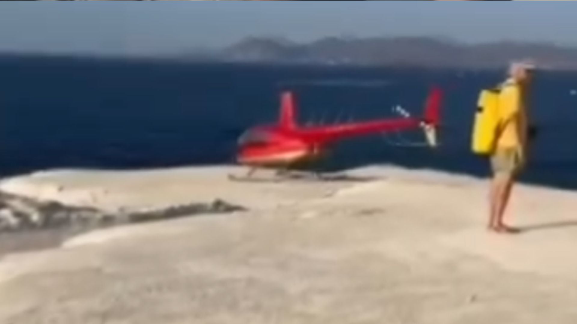 Μήλος: Ελικόπτερο… προσγειώθηκε στο Σαρακήνικο για να κάνουν μπάνιο οι επιβάτες του – ΒΙΝΤΕΟ