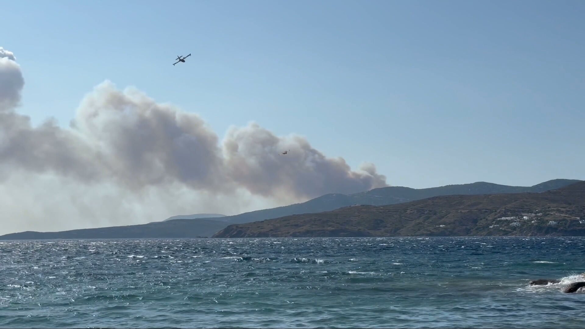 Φωτιά σε δασική έκταση στη Σκύρο: Μηνύματα από το 112 για εκκενώσεις δύο οικισμών – Επιχειρούν 10 εναέρια
