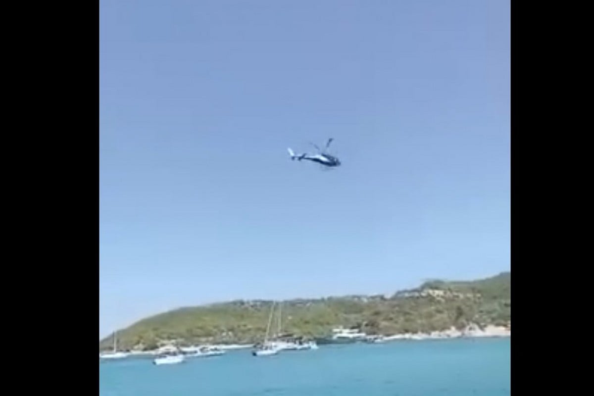 Σπέτσες: Συνελήφθη επιβάτης του ελικοπτέρου που προσγειώθηκε στην παραλία της Ζωγεριάς – Τον είδαν να πετάει σακουλάκι με ναρκωτικά