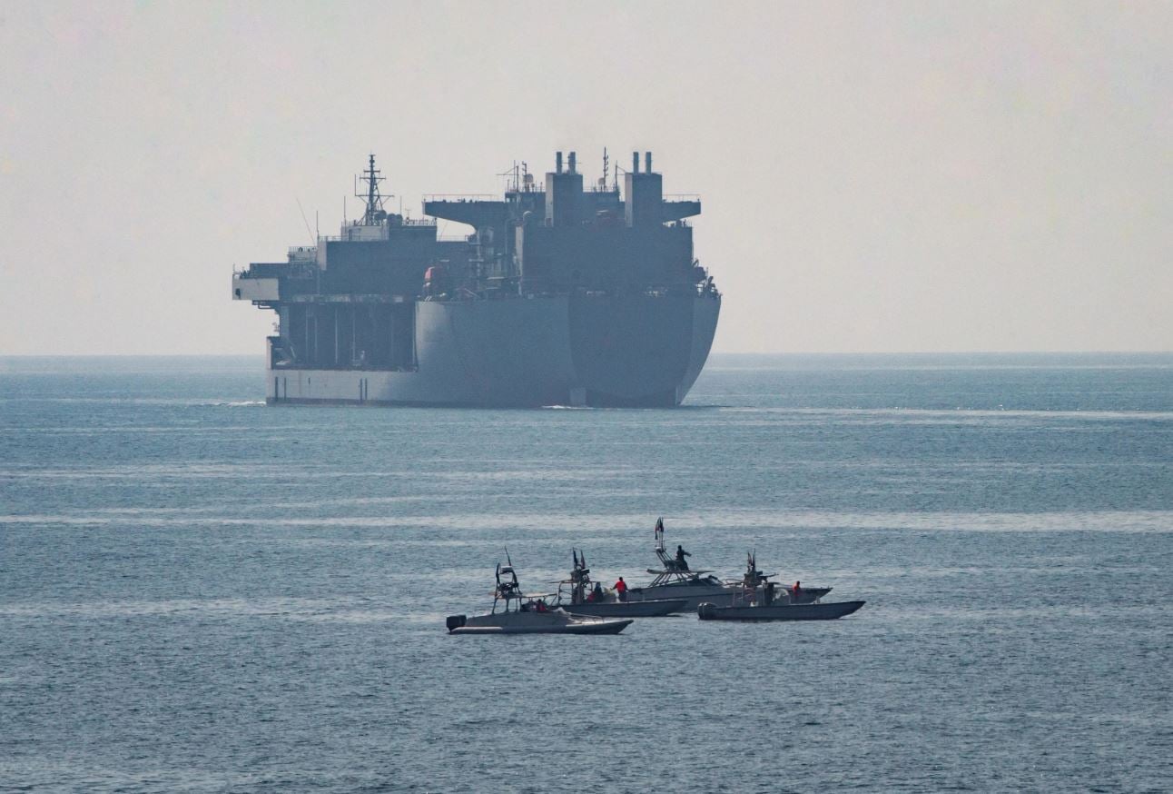 Ιράν: Θέτει όρους για το άνοιγμα των Στενών του Ορμούζ – Συμφωνία με το Ομάν, διαψεύδει σχέδιο κατά του γιου του Τραμπ