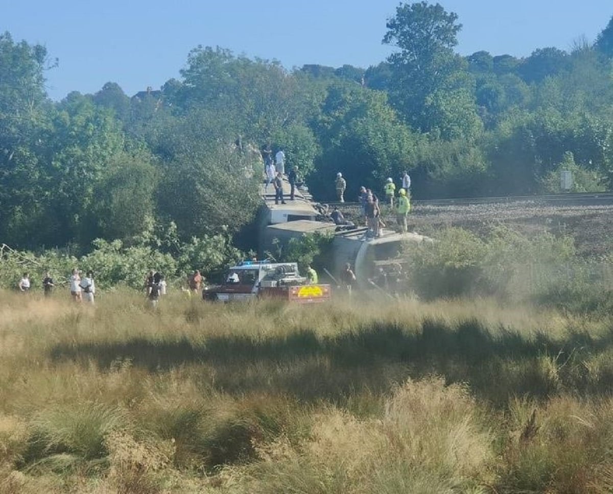 Βρετανία: Τρένο εκτροχιάστηκε στη νότια Αγγλία – Ανατράπηκαν βαγόνια, δεν υπάρχουν σοβαρά τραυματίες