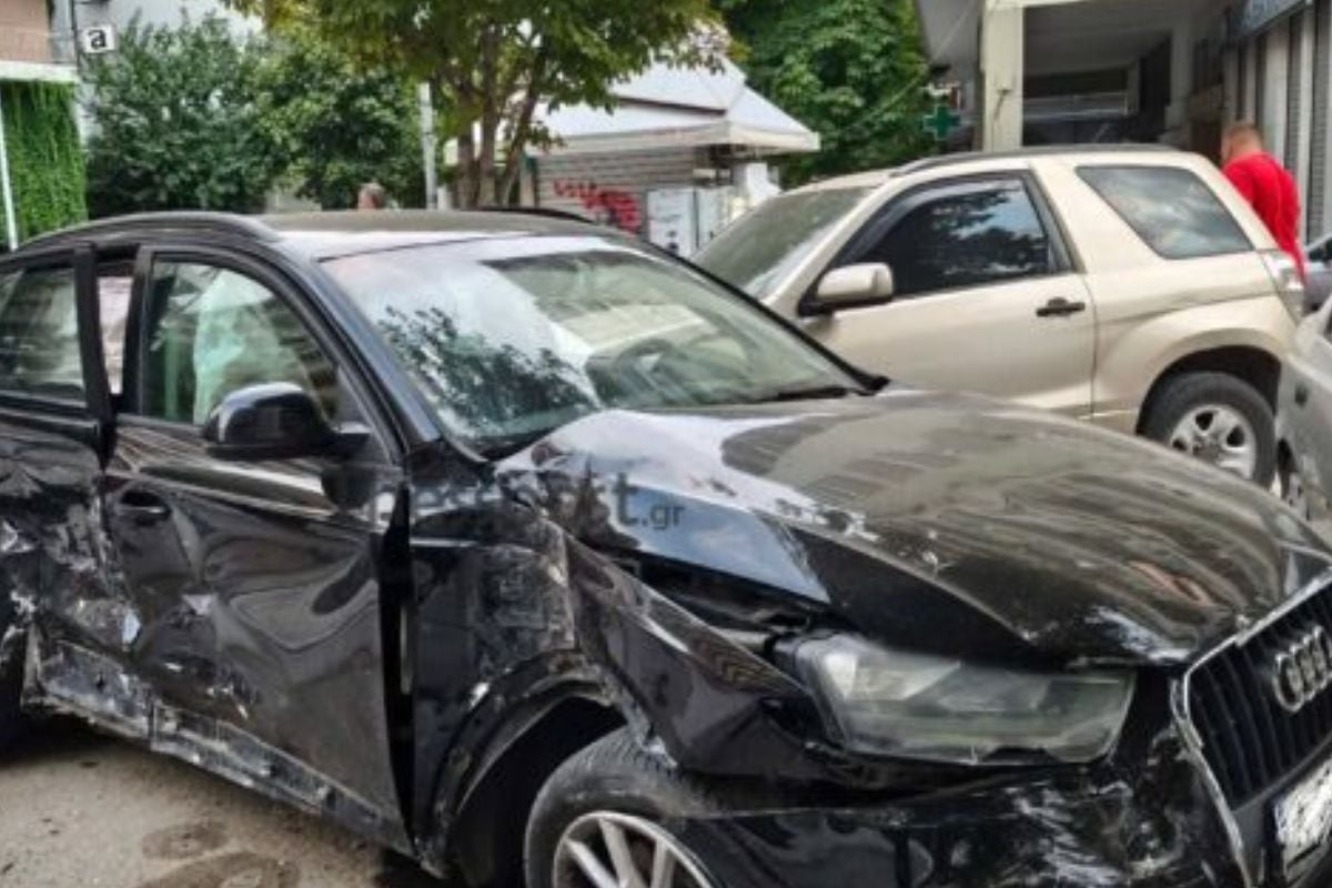 Τροχαίο με 2 τραυματίες στη Θεσσαλονίκη: Συγκρούστηκαν δύο αυτοκίνητα και έπεσαν πάνω σε άλλα 6 σταθμευμένα οχήματα – ΒΙΝΤΕΟ
