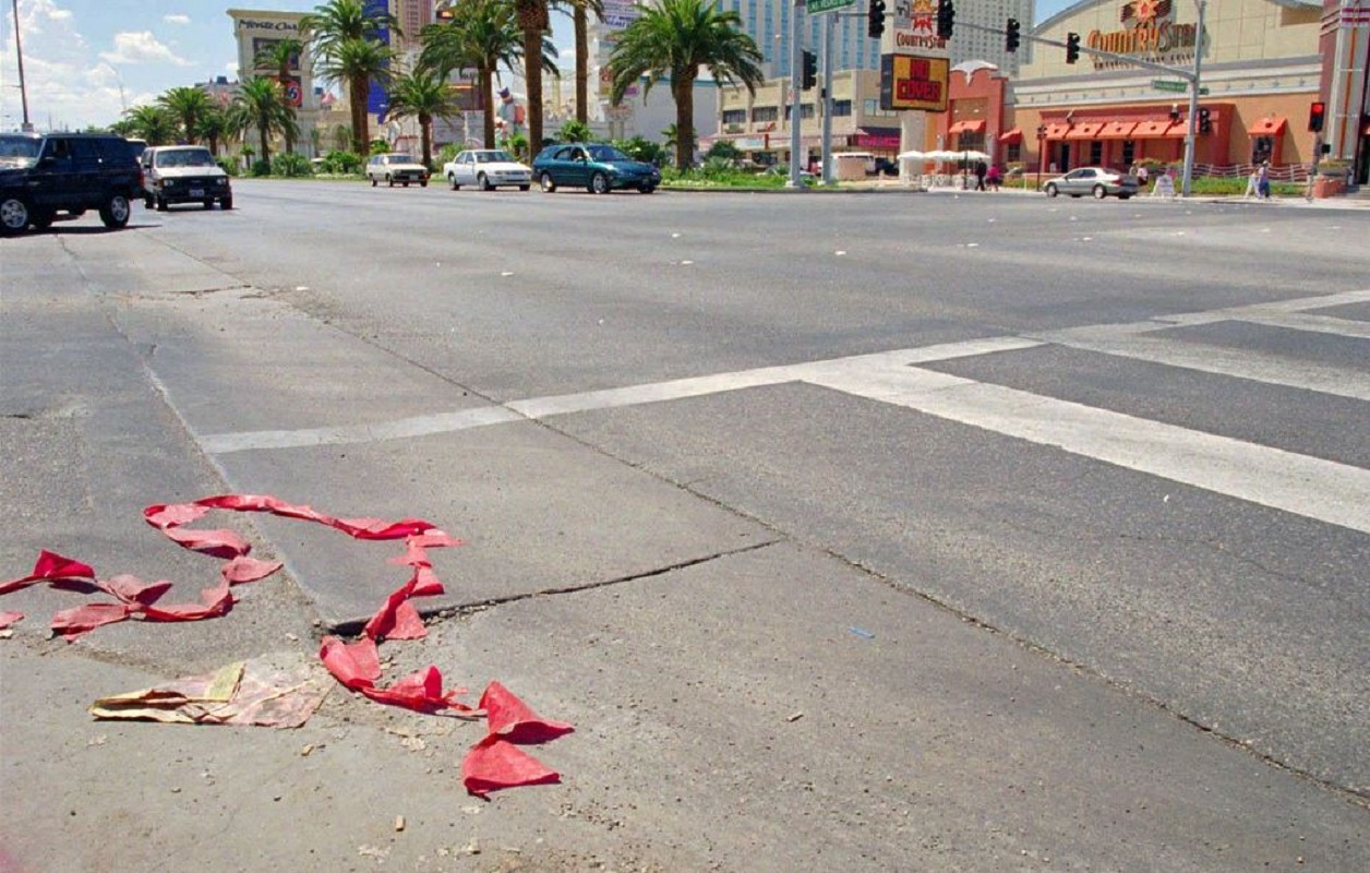 Η διασταύρωση των Harmon Avenue και Las Vegas Boulevard, μία ημέρα μετά τους πυροβολισμούς εναντίον του Tupac Shakur, το 1996. Φωτογραφία: AP / Jack Dempsey