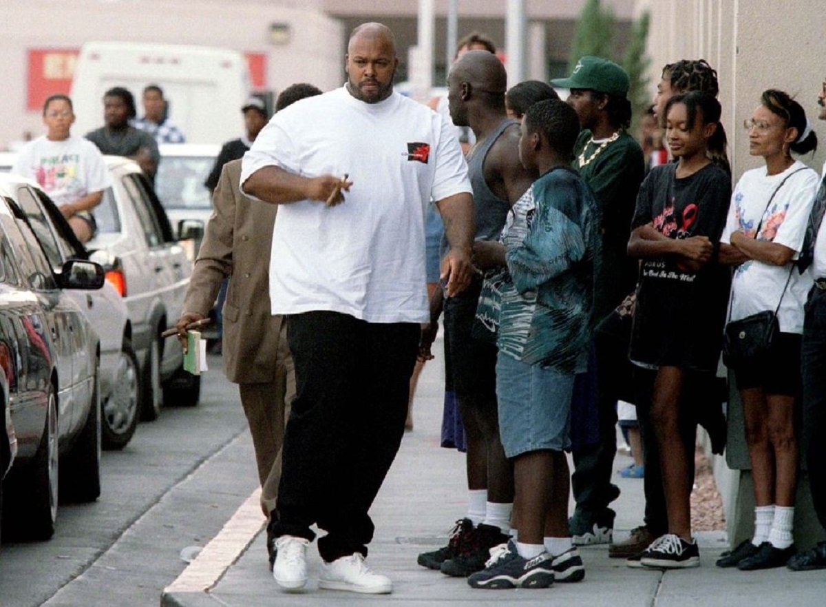 Ο Marion «Suge» Knight έξω από το University Medical Center στο Λας Βέγκας, μετά την ανακοίνωση του θανάτου του Tupac Shakur, τον Σεπτέμβριο του 1996. Φωτογραφία: Reuters