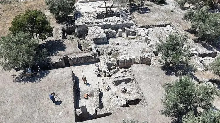 Το συγκρότημα των Δυτικών Λουτρών σε όψη από ψηλά, καθώς οι αρχαιολόγοι συνεχίζουν να αποκαλύπτουν τους χώρους, τα δάπεδα και τα περάσματα που τα συνδέουν. Πηγή: DHA