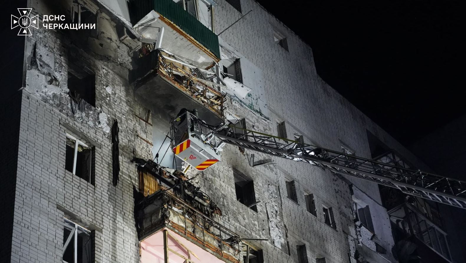 Πυροσβέστες επιχειρούν σε πολυκατοικία που υπέστη σοβαρές ζημιές από ρωσικό πλήγμα με drone στη Σμίλα, στην περιφέρεια Τσερκάσι. Σύμφωνα με τον Βολοντίμιρ Ζελένσκι, πέντε άνθρωποι τραυματίστηκαν από την επίθεση. Πηγή: X / @ZelenskyyUa - Κρατική Υπηρεσία Έκτακτης Ανάγκης της Ουκρανίας