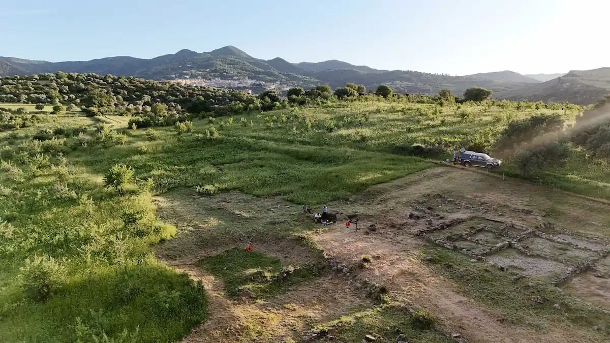 Αεροφωτογραφία της υπό εξέταση περιοχής, με την πόλη Παλούντι (Κοσέντσα) στο βάθος. Πηγή: Πανεπιστήμιο της Κατάνια 