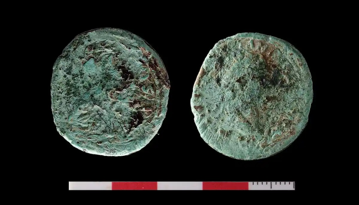 Ένα χάλκινο νόμισμα (μη αποκατεστημένο, 1 dupondius = ½ σηστέρτιος) που βρέθηκε κοντά στη ρωμαϊκή οδό. [1] Μια αμυδρή εικόνα ενός αυτοκράτορα (πιθανότατα του αυτοκράτορα Δομιτιανού) διακρίνεται στην πρόσθια όψη (στα δεξιά). [1] Φωτογραφία / Πνευματικά δικαιώματα: Kathrin Conrad, fodilus GmbH [1]  Η στρατηγική εδαφικού ελέγχου που ανέπτυξε η Ρωμαϊκή Αυτοκρατορία τον 1ο αιώνα μ.Χ. βρήκε τον ιδανικό φυσικό της σύμμαχο στο ανάγλυφο της Σουαβικής Άλπης. Αυτός ο επιμήκης ορεινός όγκος, που εκτείνεται σαν υπερυψωμένος διάδρομος μήκους 200 χιλιομέτρων και πλάτους 45 χιλιομέτρων από τους καταρράκτες του Ρήνου (Σαφχάουζεν) έως τον κρατήρα Ρις (Νέρντλινγκεν), αποτέλεσε την τέλεια γεωγραφική πλατφόρμα για την κατοπτεύση της περιοχής και τη γρήγορη ανάπτυξη των ρωμαϊκών λεγεώνων. Η ύπαρξη αυτής της αμυντικής γραμμής στη Σουαβική Άλπη παρέμενε μια θεωρία μέχρι τις ανασκαφές του 19ου και των αρχών του 20ού αιώνα, όταν οι αρχαιολόγοι κατάφεραν τελικά να την επιβεβαιώσουν στην πράξη. Μέχρι εκείνη τη στιγμή, οι μελετητές των ρωμαϊκών στρατιωτικών κειμένων και οι πρώτοι Γερμανοί αρχαιοδίφες έκαναν απλώς υποθέσεις για την ακριβή τοποθεσία των οχυρών, στηριζόμενοι αποκλειστικά σε έμμεσες αναφορές από αρχαία οδοιπορικά. 