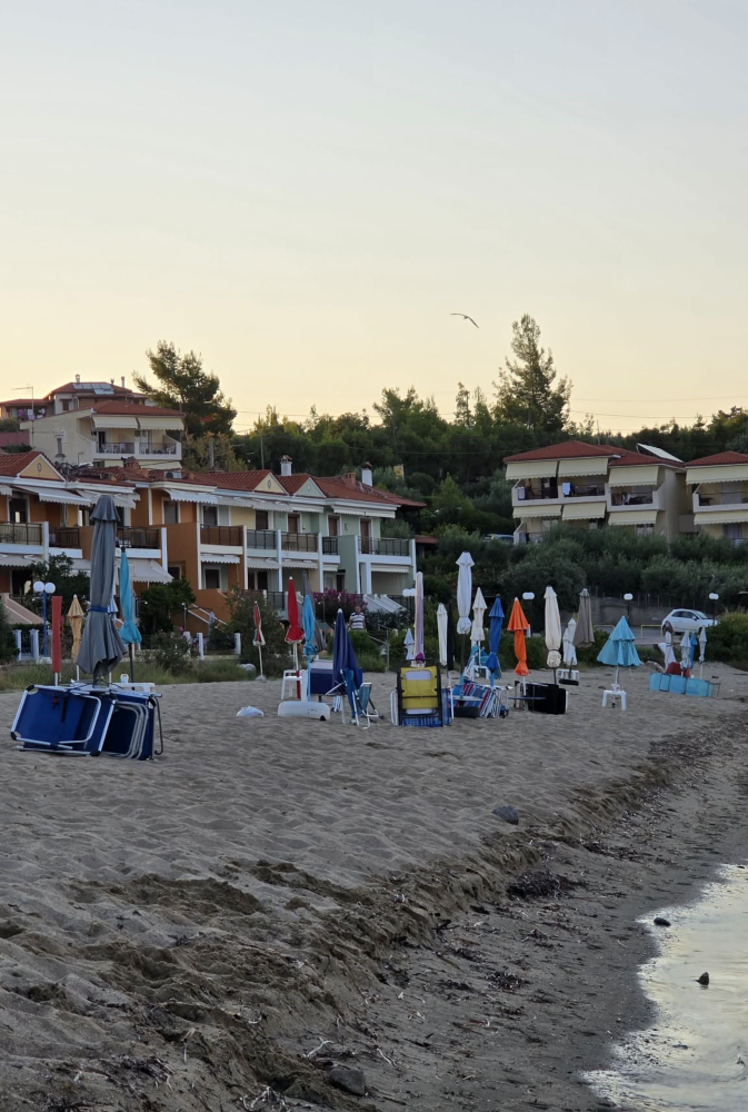 Χαλκιδική, παραλία Γερακινής, ομπρέλες, ξαπλώστρες