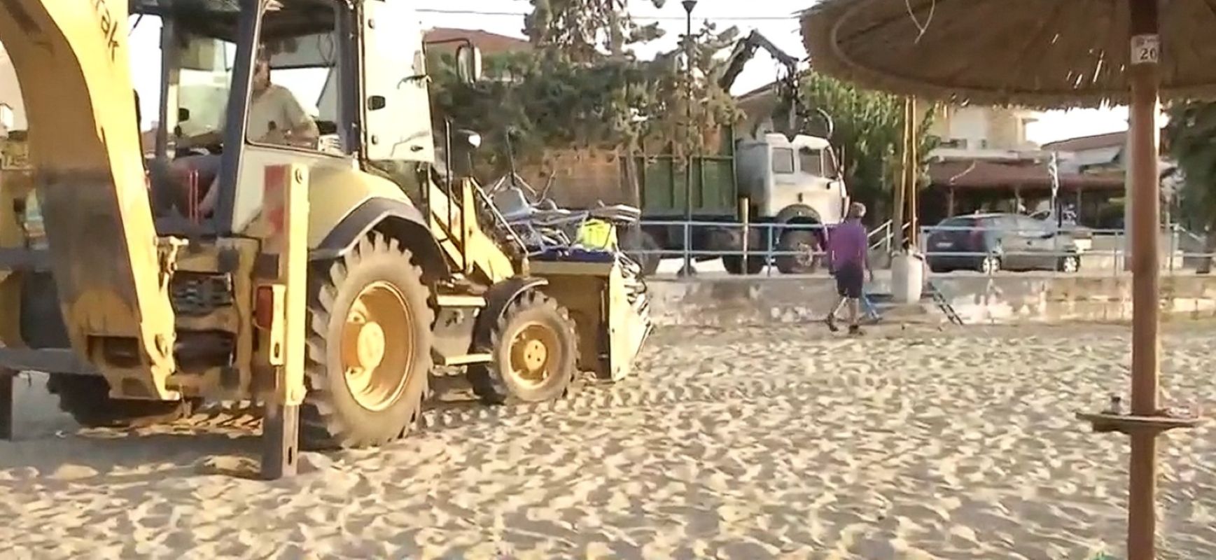 «Ράβε-ξήλωνε» και πάλι στη Χαλκιδική: Μάζεψαν πακτωμένες ομπρέλες και ξαπλώστρες στις Καλύβες
