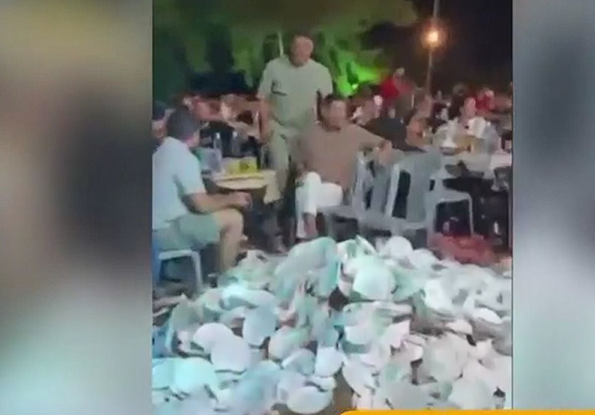 «Γούστα»… Ωνάση στη Ζάκυνθο: Έφεραν με κλαρκ παλέτες με πιάτα στο πανηγύρι και τα έσπασαν στην πίστα – ΒΙΝΤΕΟ