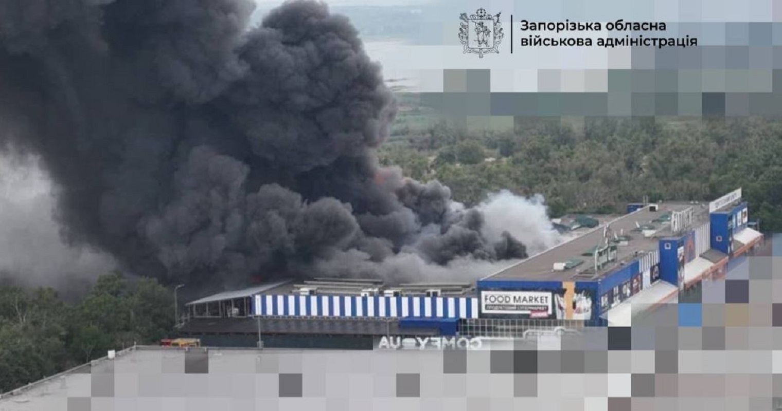Ρωσικές δυνάμεις έπληξαν υπεραγορά Epicenter στην πόλη Ζαπορίζια το πρωί της 28ης Αυγούστου 2026. Τουλάχιστον τέσσερις άνθρωποι τραυματίστηκαν από την επίθεση, σύμφωνα με τις τοπικές Αρχές. Πηγή φωτογραφιών: Περιφερειάρχης Ιβάν Φεντόροφ/Telegram