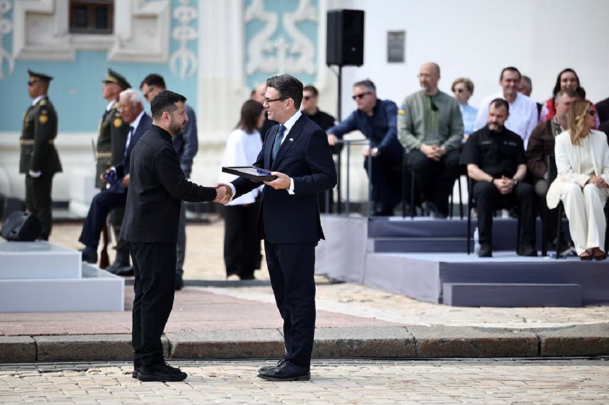Ο Βολοντίμιρ Ζελένσκι απονέμει στον Βρετανό πρωθυπουργό Άντι Μπέρναμ την τιμητική διάκριση «Ευγνωμοσύνη του ουκρανικού λαού», κατά την τελετή για την 35η επέτειο της Ανεξαρτησίας της Ουκρανίας, έξω από τον Καθεδρικό Ναό της Αγίας Σοφίας στο Κίεβο. Φωτογραφία: HENRY NICHOLLS/Pool via REUTERS