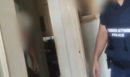 Φωτιά στον Κουβαρά: Βίντεο από τη στιγμή που αστυνομικοί απομακρύνουν ηλικιωμένη από το σπίτι της