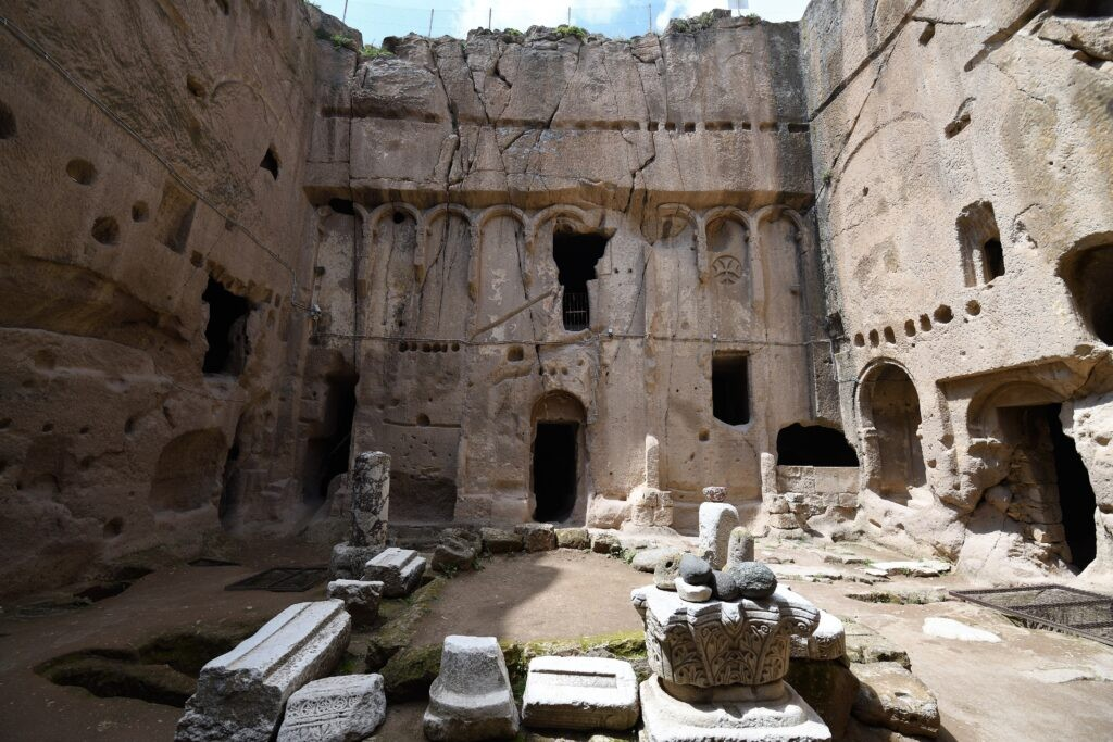 Η εσωτερική αυλή της Μονής Γκιουμούσλερ. Πηγή: Public domain