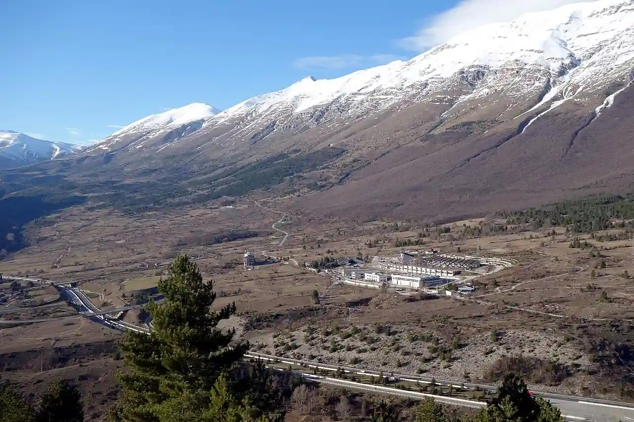 Κτίρια στις εγκαταστάσεις του Εθνικού Εργαστηρίου του Γκραν Σάσο. Πηγή: TQB1 / Wikimedia Commons
