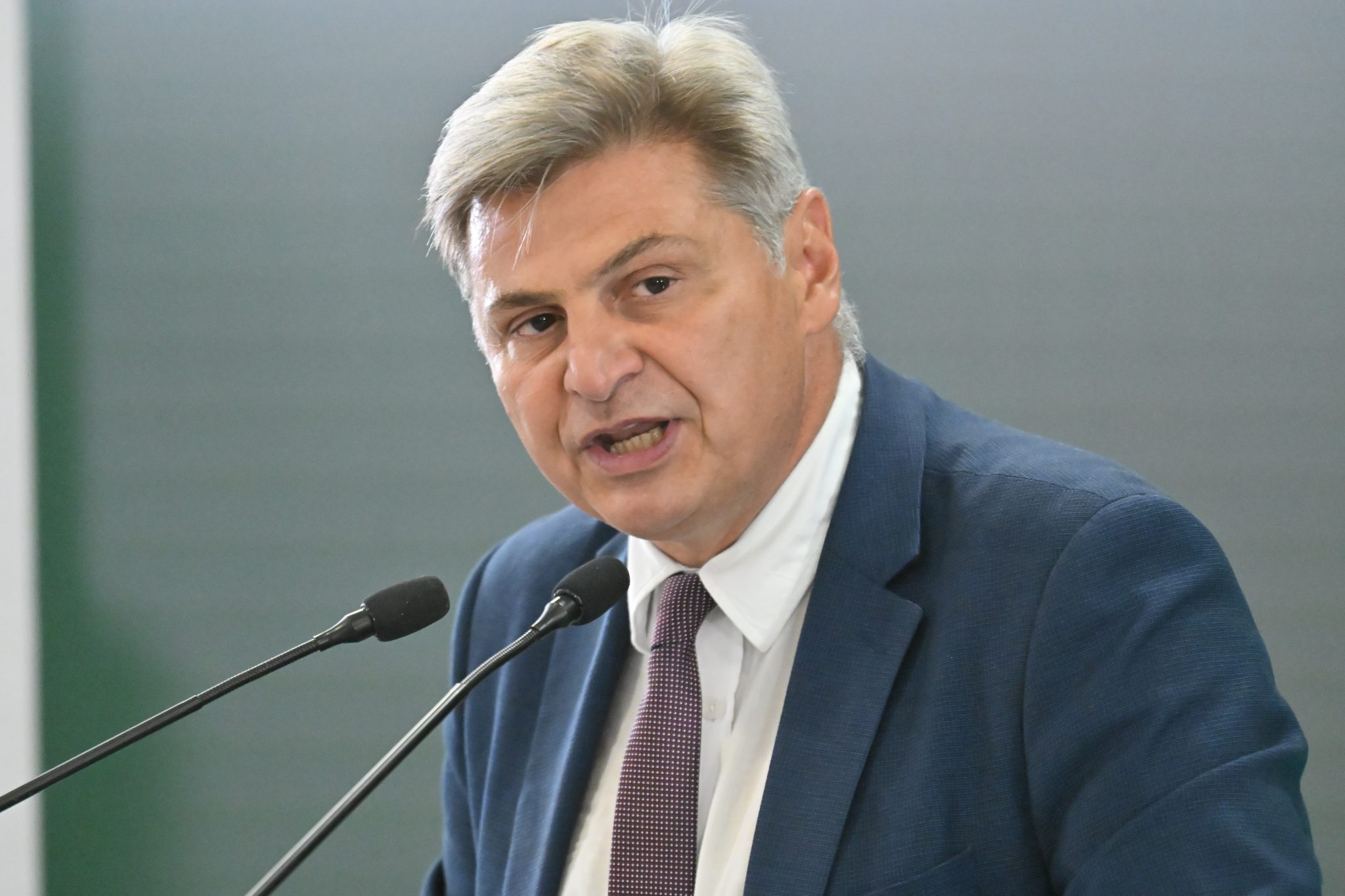 Νίκος Φαραντούρης