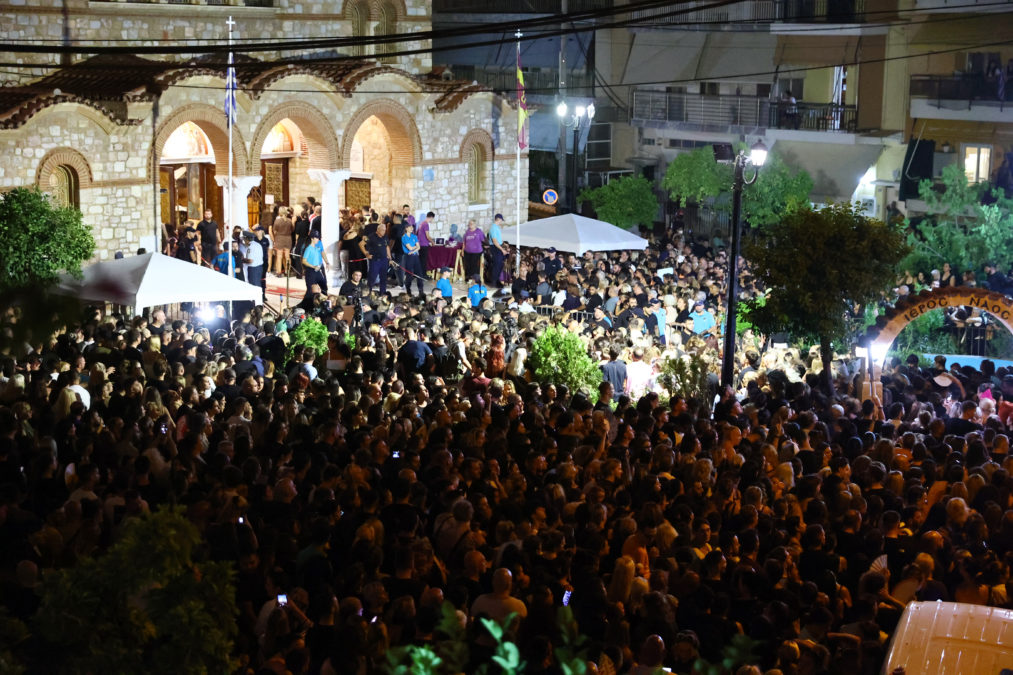 Πλήθος κόσμου έξω από την εκκλησία της Αγίας Τριάδας στη Νίκαια, για την «Λαϊκή Αγρυπνία» στον Γιώργο Μαζωνάκη
